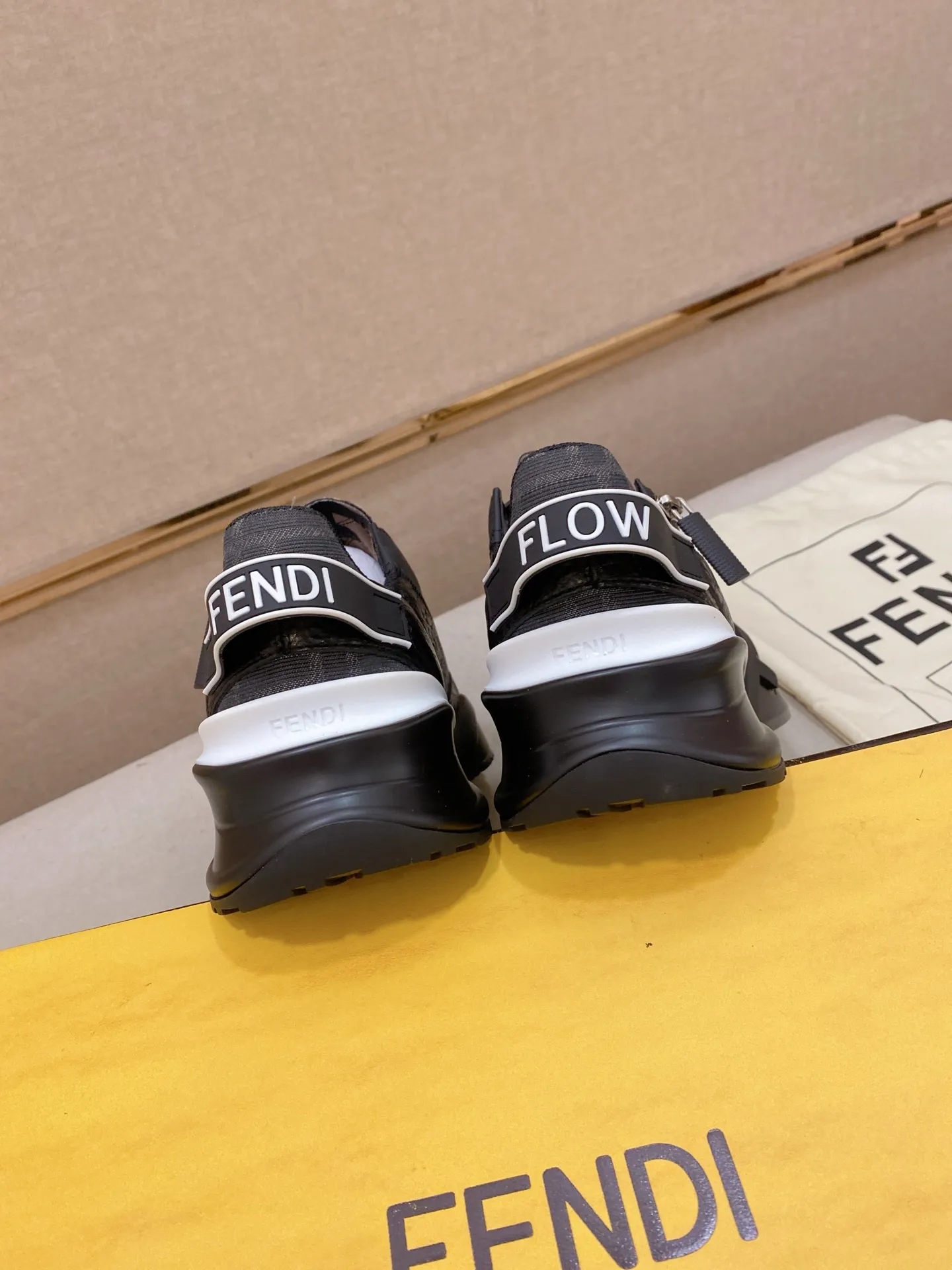 Factory price: 620💰(high version) [Fendi] Fendi’s latest casual shoes for men! Available at counters simultaneously! A one-to-one replica of the original. Made entirely of imported top-grain calfskin, the interior is made of top-grain water-dyed cowhide, and the original factory-supplied rubber outsole. Leading new fashion concepts. Matching code: 38-44 can be customized, 45 is not returnable!